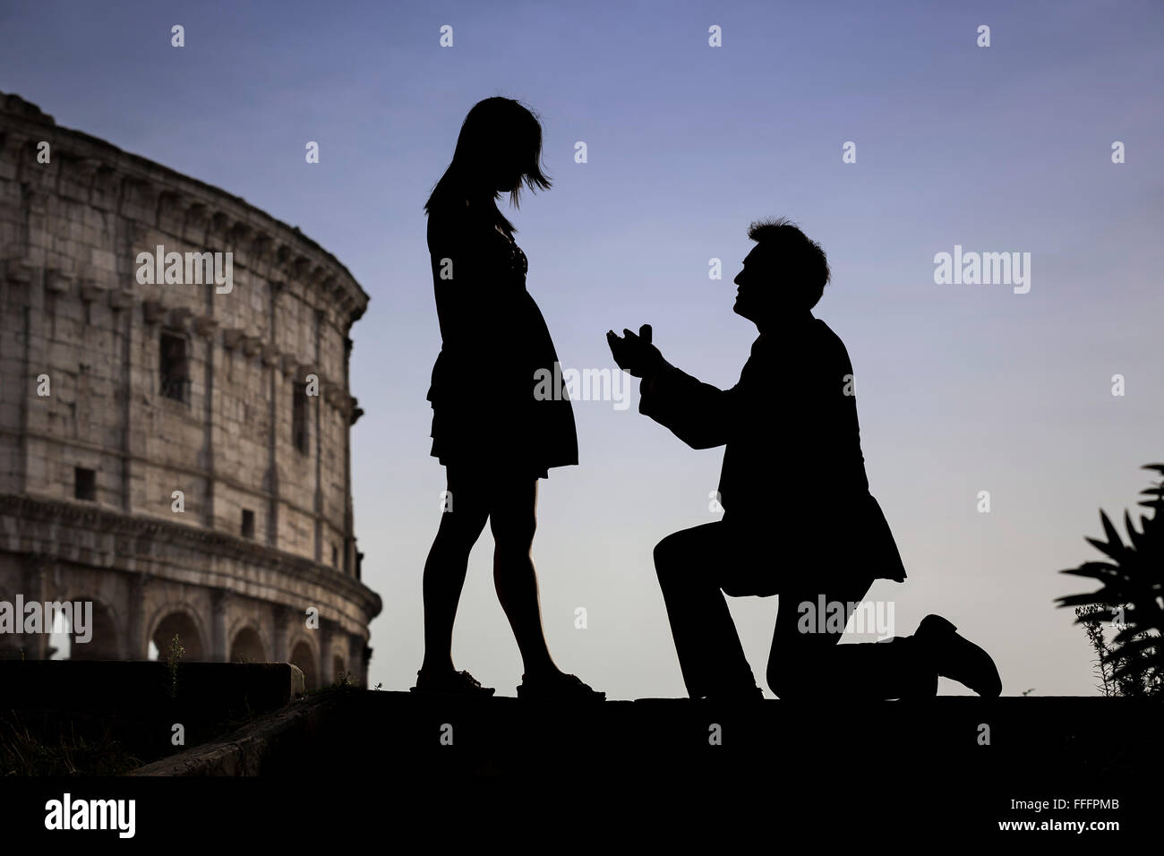 Heiratsantrag im römischen Kolosseum. Rom. Italien Stockfoto