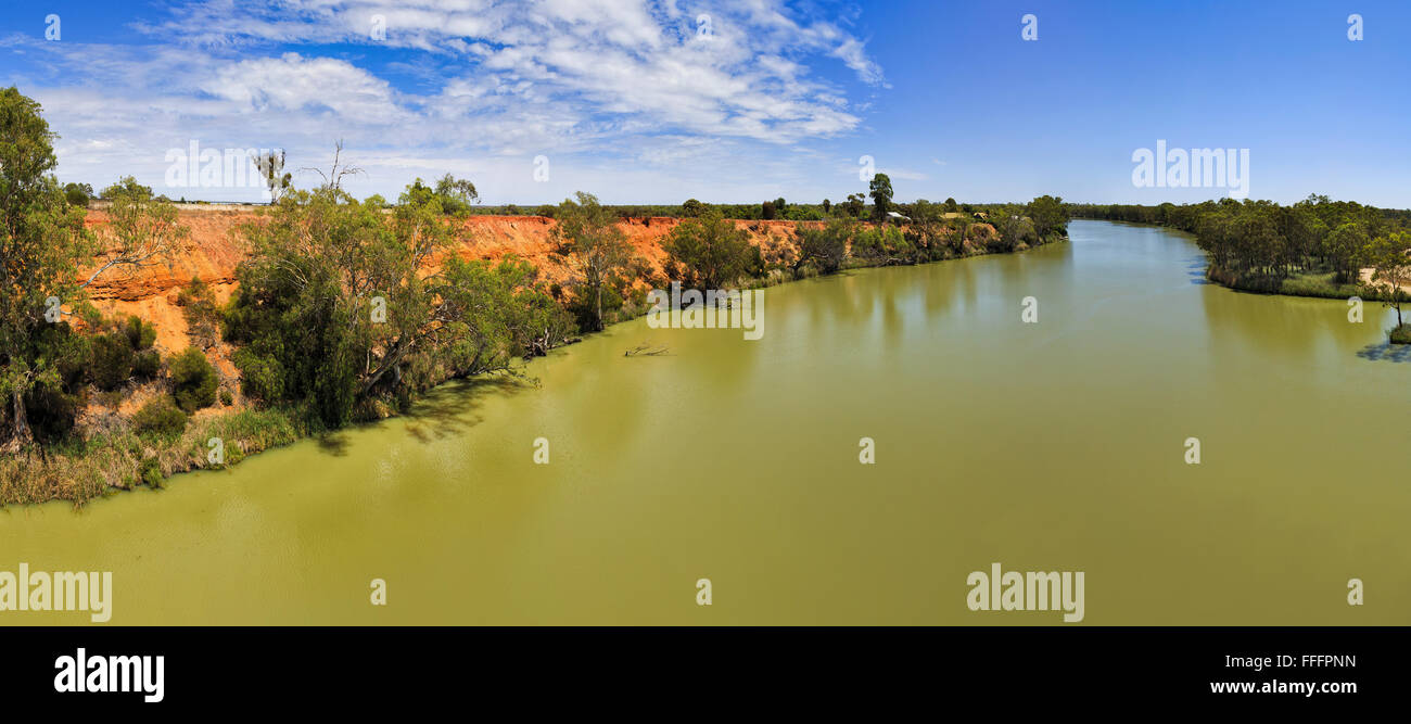 Panoramablick über weite und dem größten australischen Fluss Murray von der Brücke an einem sonnigen Tag Stockfoto