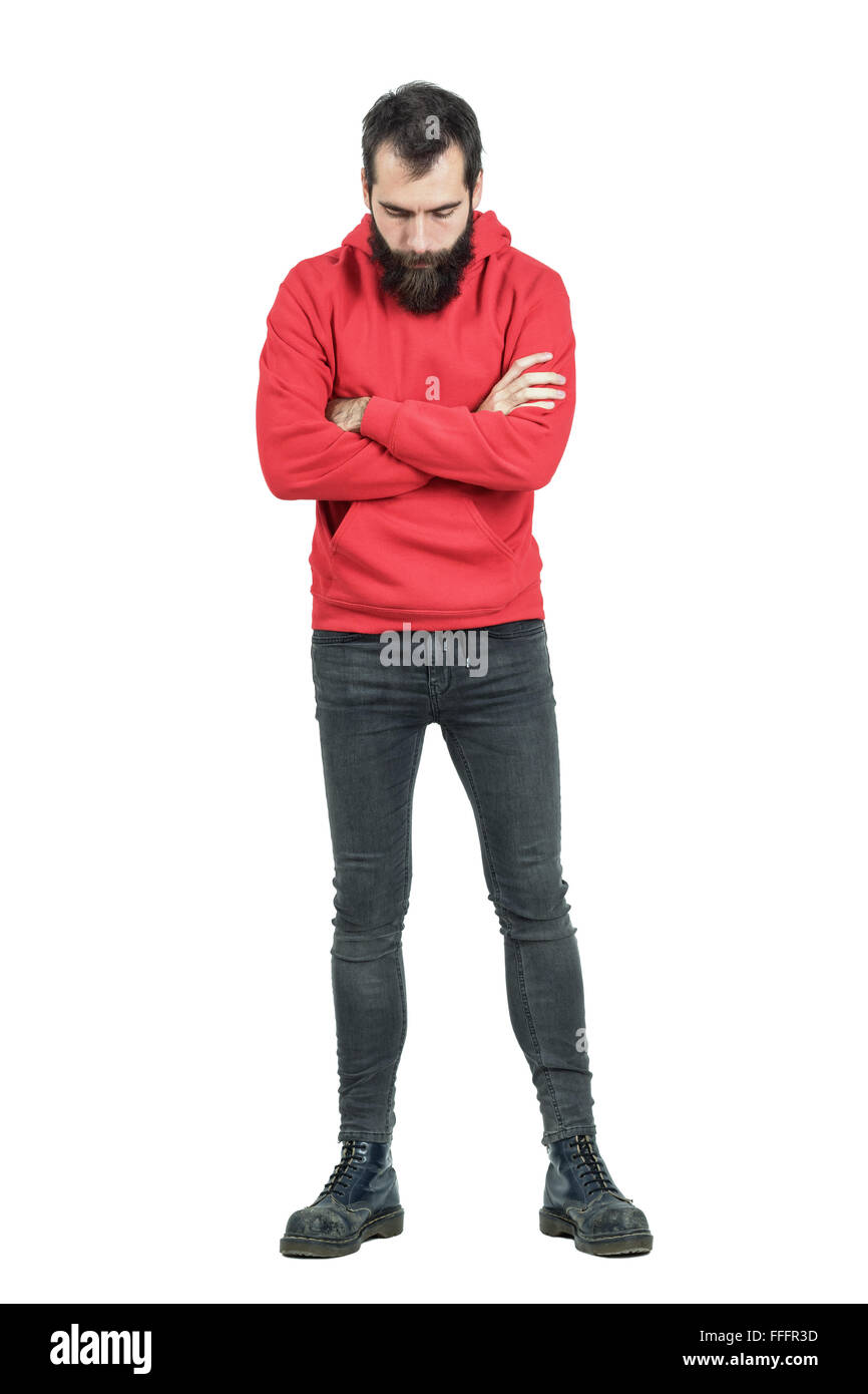: Bärtiger Mann mit verschränkten Armen in rotes Sweatshirt mit Kapuze blickte. Ganzkörper-Länge-Porträt isoliert auf weißem Hintergrund Stockfoto