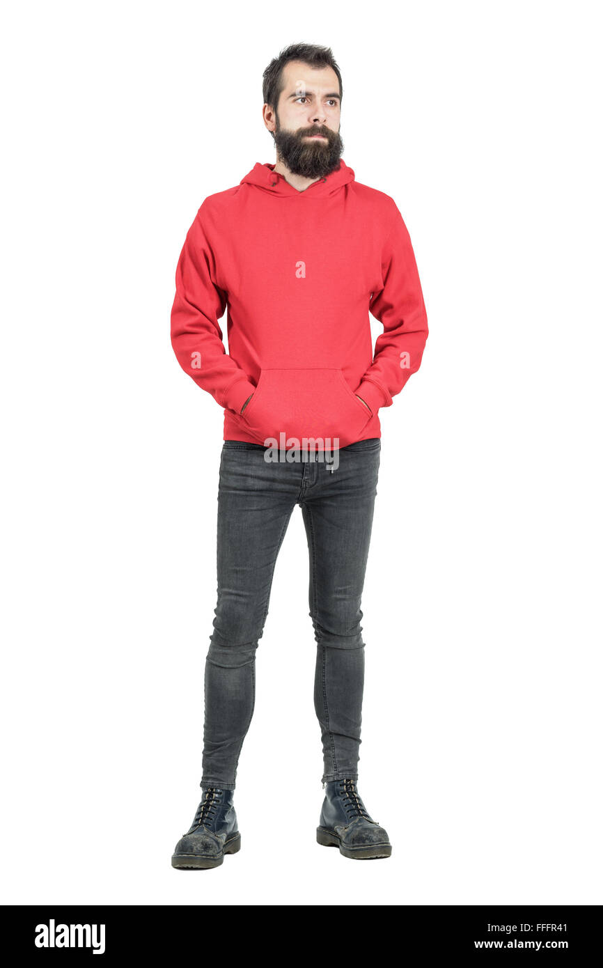 Ernst Jung punker in rotes Sweatshirt mit Kapuze wegsehen. Ganzkörper-Länge-Porträt über weiße Studio-Hintergrund isoliert. Stockfoto