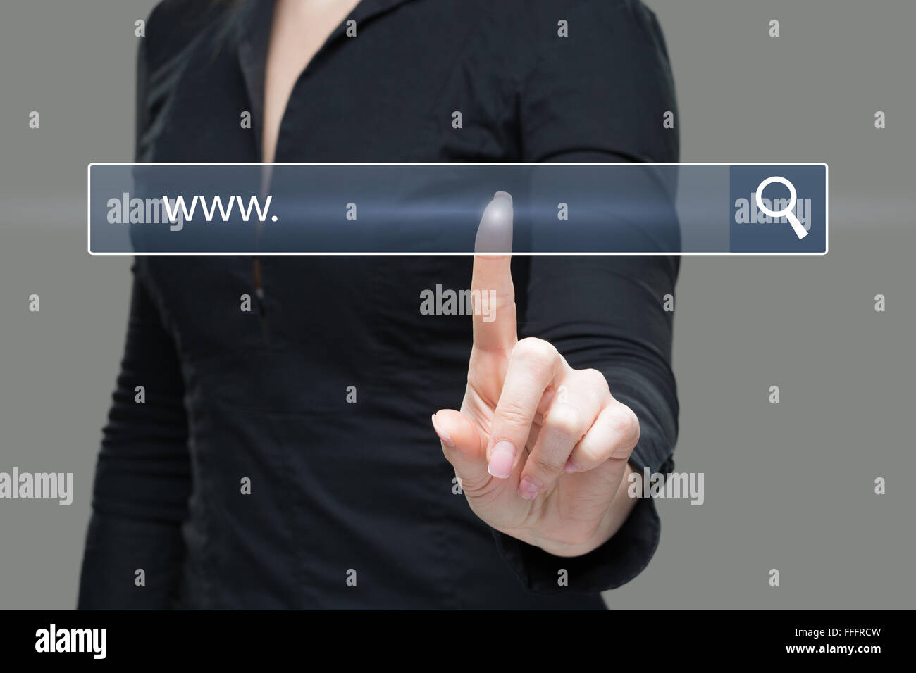 Junge Frau berühren Web Browser-Adressleiste mit Www Zeichen Stockfoto