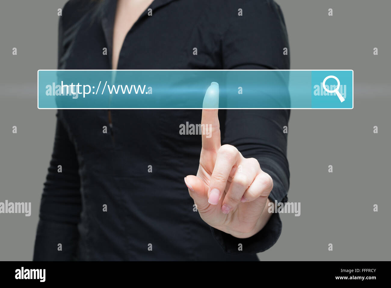 Junge Frau berühren Web Browser-Adressleiste mit Www Zeichen Stockfoto