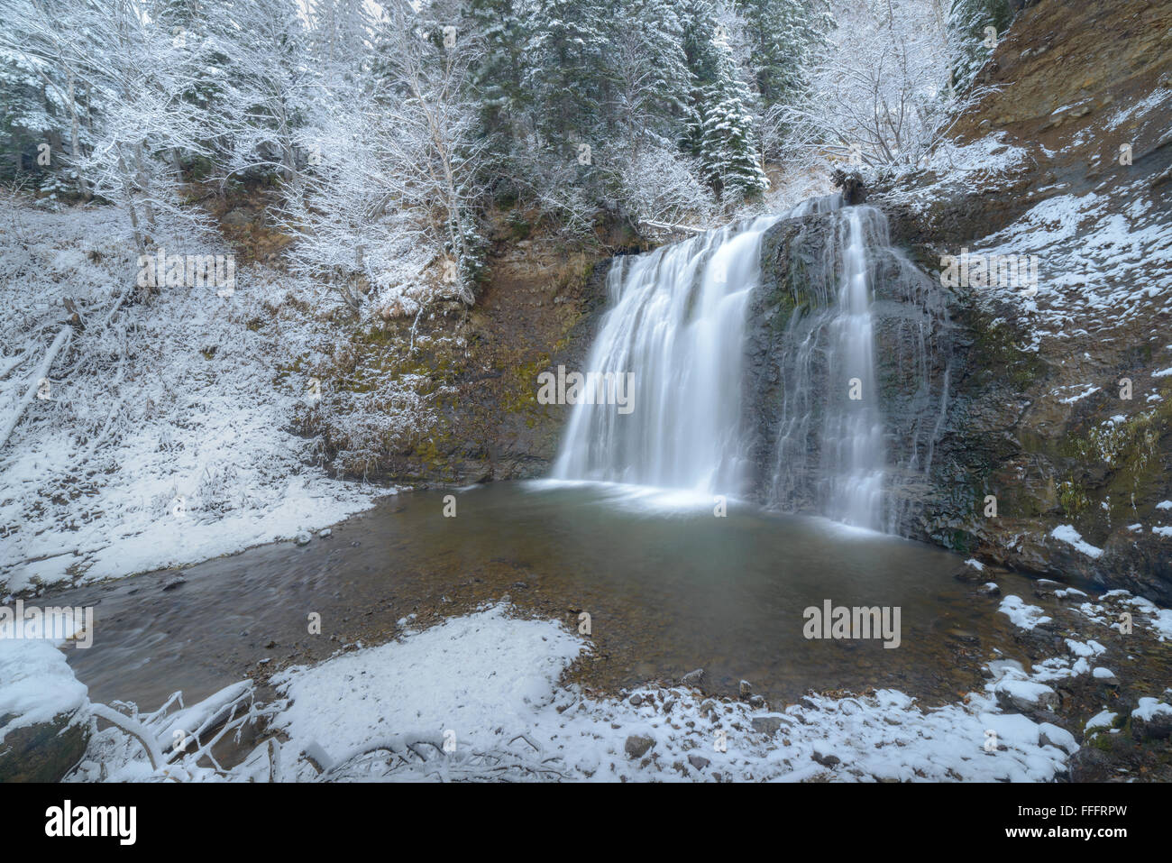 Wasserfall im Wald, Sachalin, Russland. Stockfoto