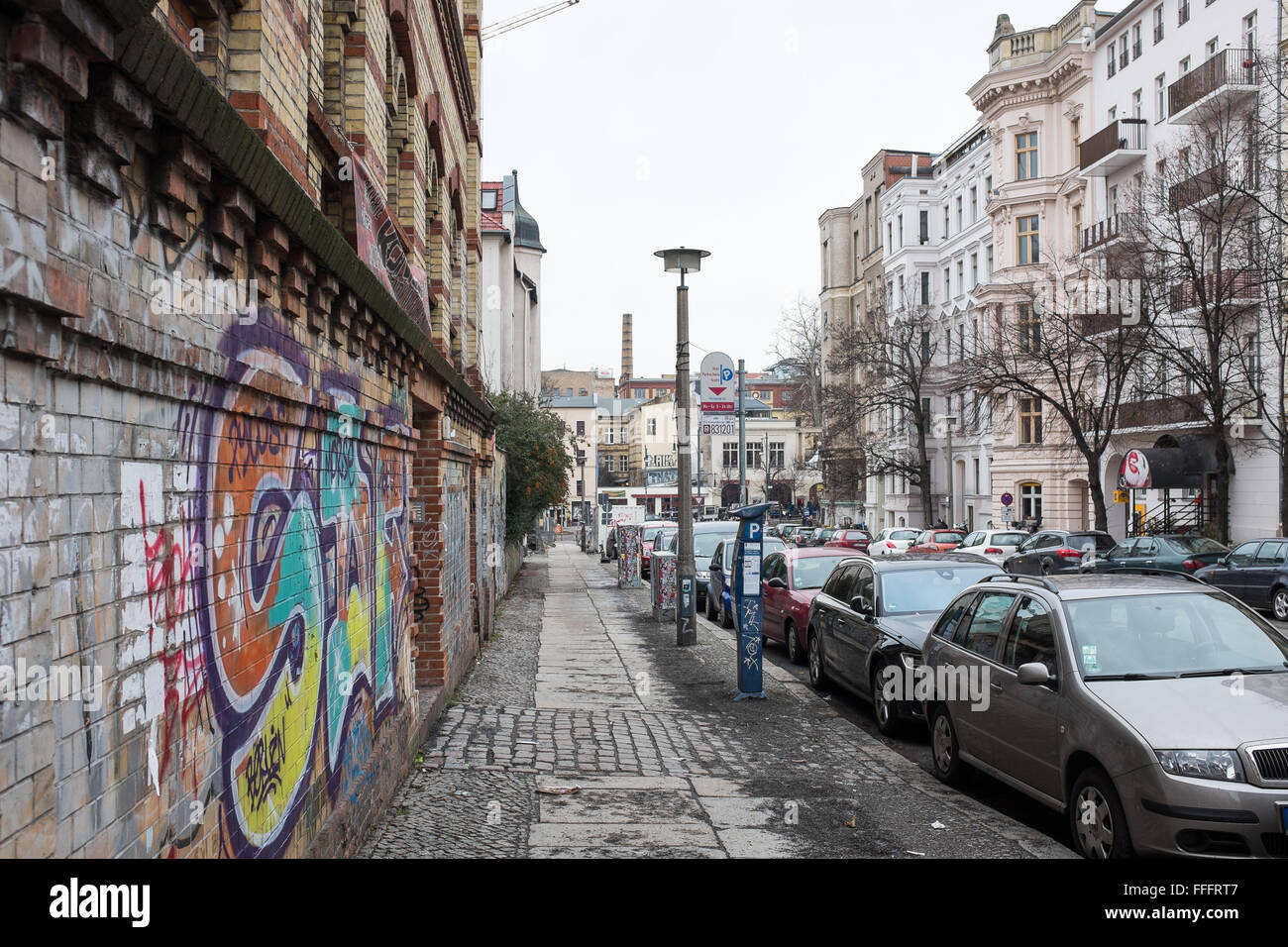 BERLIN - Januar 26: Die Saarbrücker Straße und Streetart in Berlin Prenzlauer Berg am 26. Januar 2016. Stockfoto