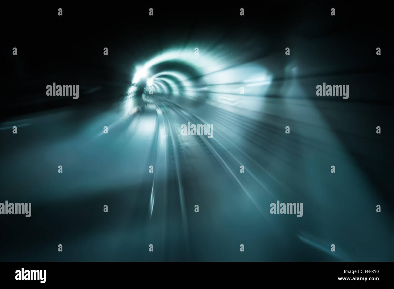 Abstrakte Verkehr Hintergrund. Dunklen unterirdischer Tunnel mit verschwommenen Licht verfolgt. Bewegungsunschärfe Stockfoto