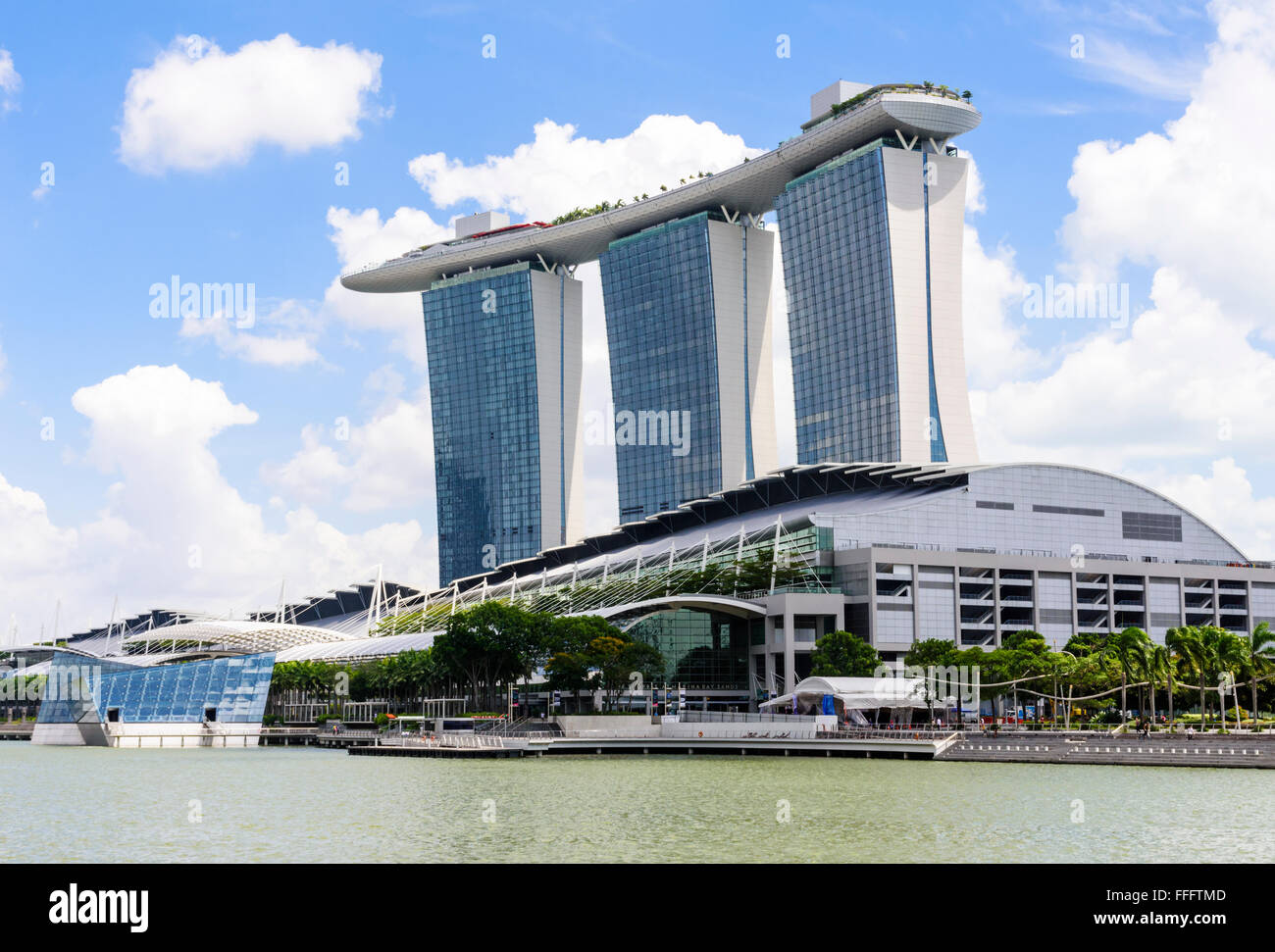 Das Wasser rund um die Marina Bay Sands, einschließlich The Shoppes at Marina Bay Sands, Marina Bay, Singapur Stockfoto