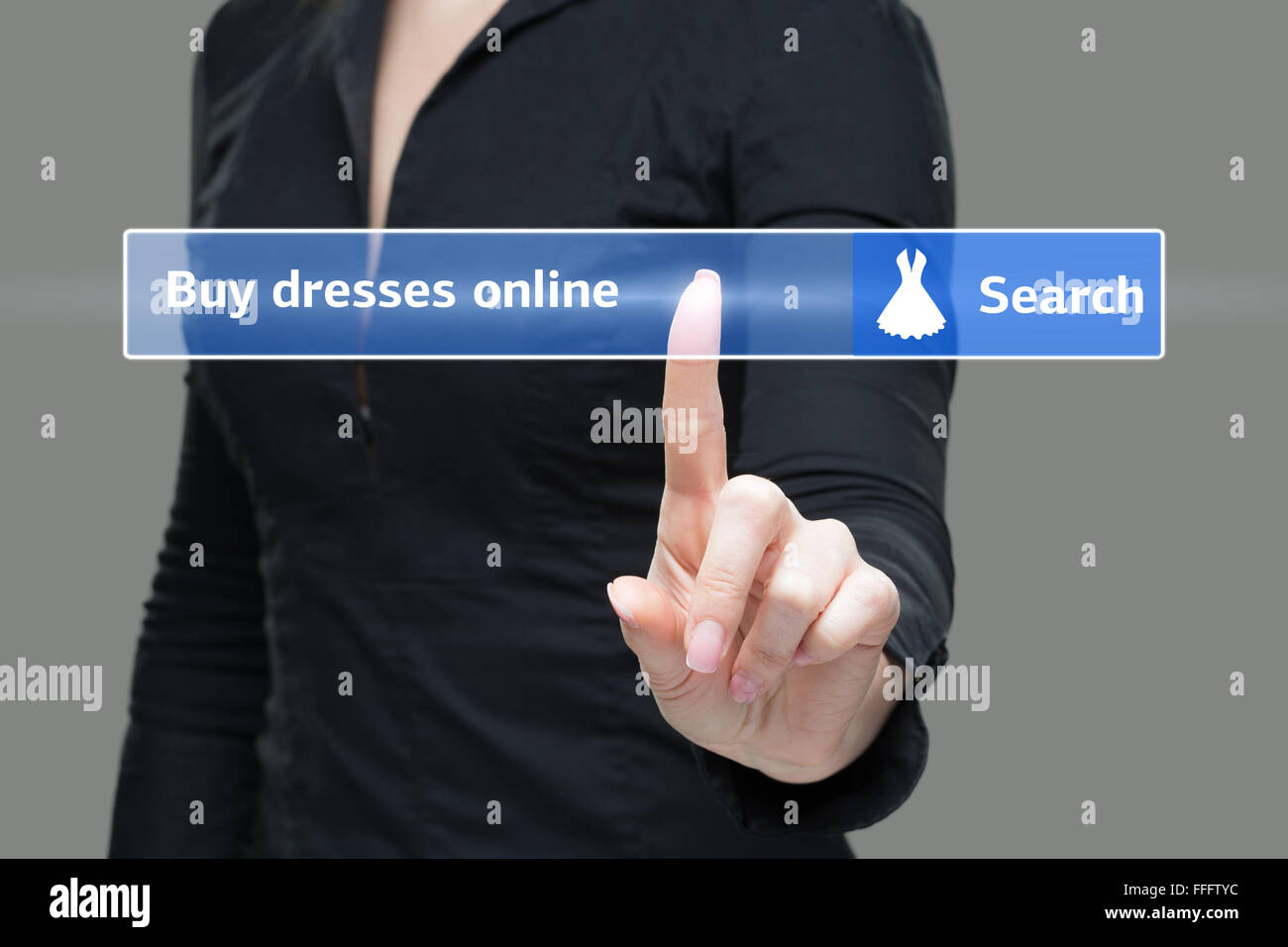 Mädchen klickt auf virtuelle Tastatur - kaufen Online-Kleid Stockfoto