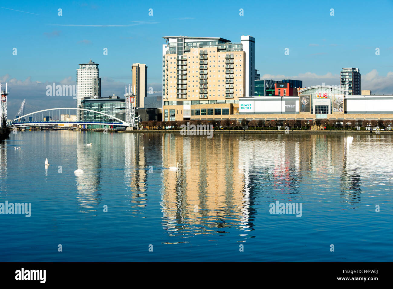 Die Millennium Brücke, Imperial Point Apartments und The Lowry Outlet Mall in Salford Quays, Manchester, England, UK Stockfoto