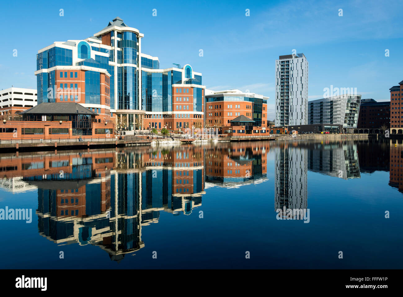 Das Victoria-Bürogebäude und die Millennium Tower Apartments, Erie Basin, Salford Quays, Manchester, UK Stockfoto