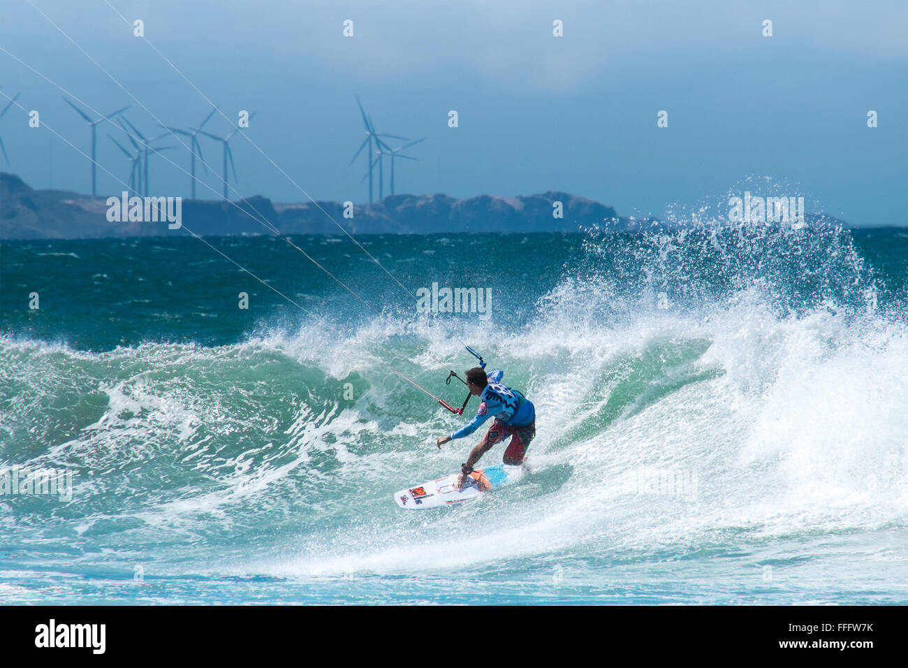 Erstaunliche Kitesurfen in Philippinen. Prozessionsweg Lehrer Surfen im Ozean verzichtet in der Nähe von Windmühlen Stockfoto