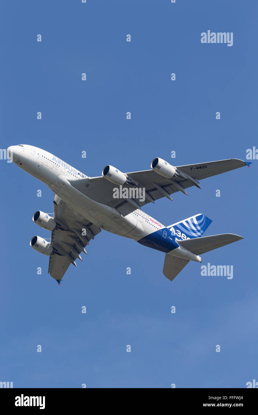 Airbus A380-861 Registrierung F-WWDD vor einem blauen Himmel fliegen. Stockfoto