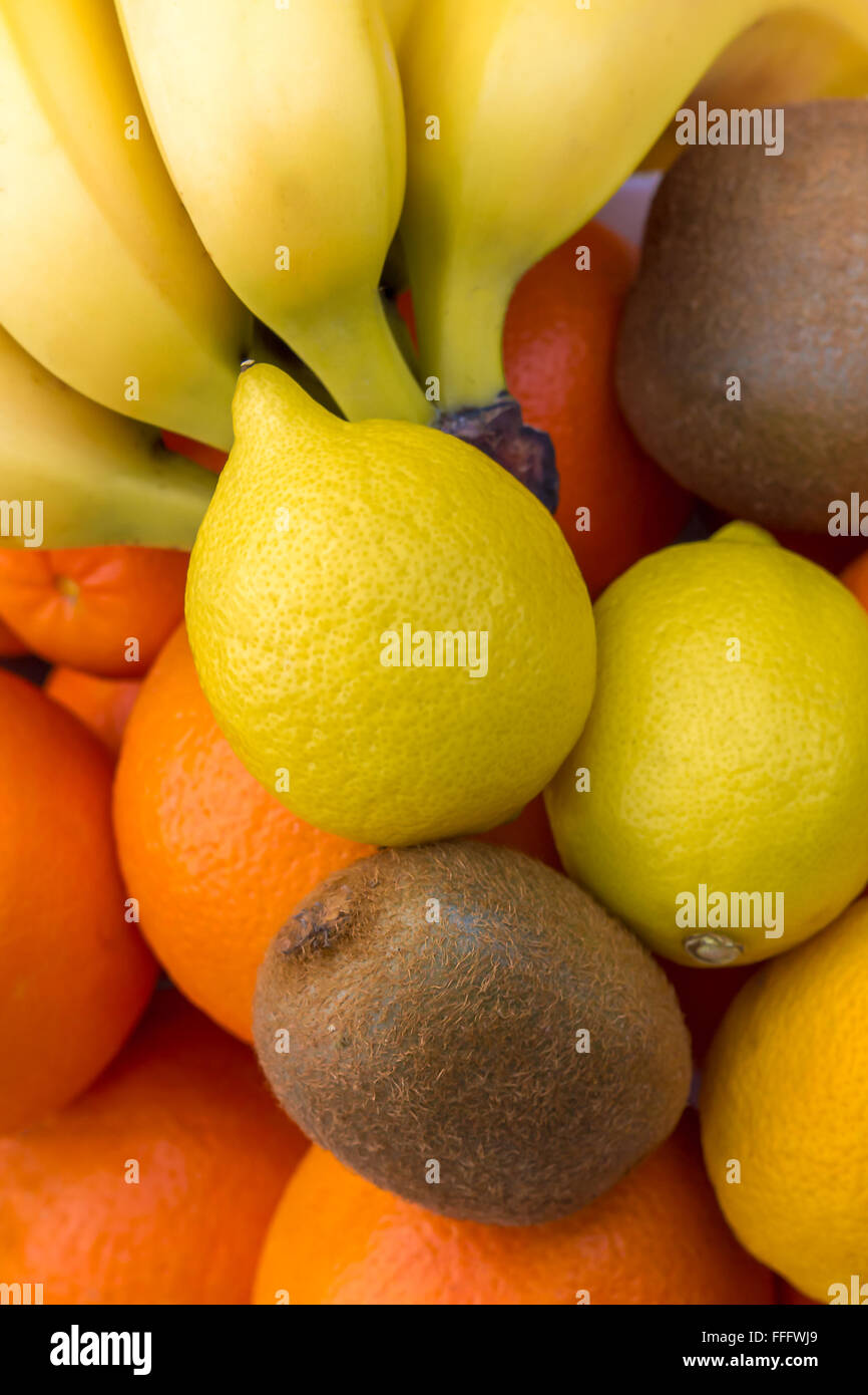 Bunte Nahaufnahme von frischen Früchten wie Bananen, Kiwi, Orange und Zitrone Stockfoto