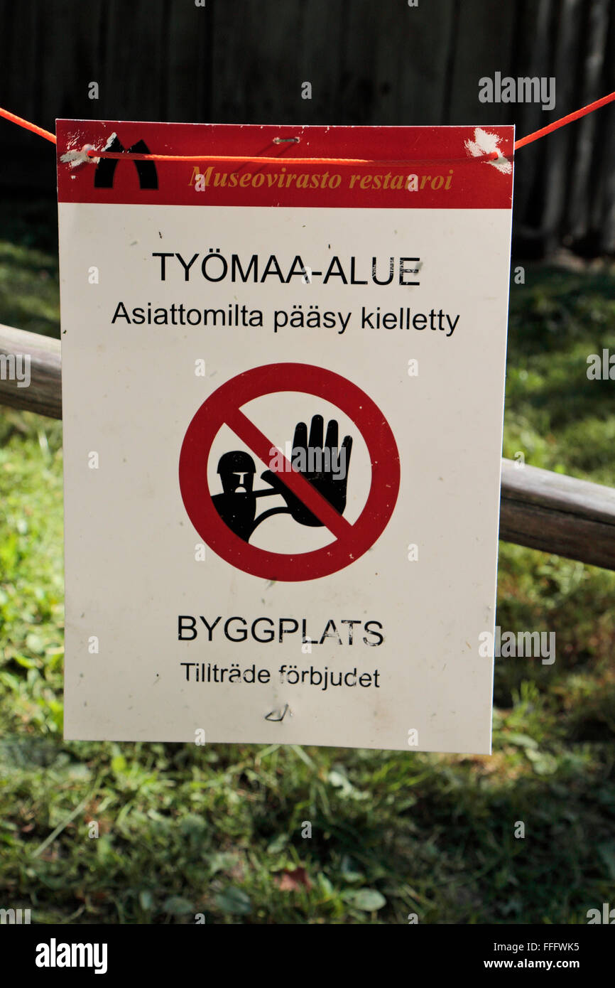 Eine Baustelle, Warnzeichen (keine unbefugten Zutritt) auf der Insel Seurasaari und Freilichtmuseum, Helsinki, Finnland. Stockfoto