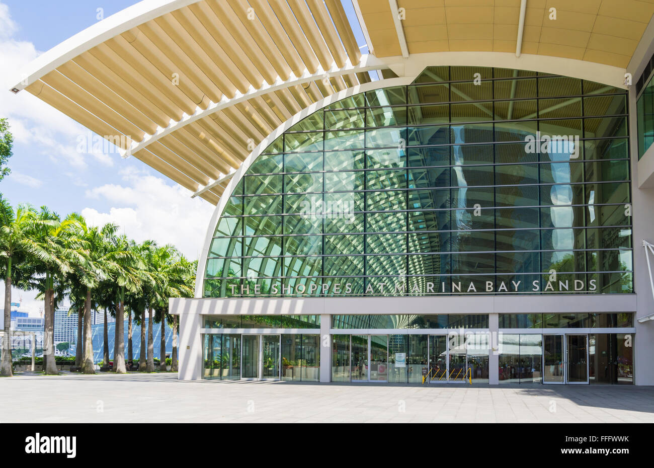 Die Glasfassade des The Shoppes at Marina Bay Sands, Marina Bay, Singapur Stockfoto