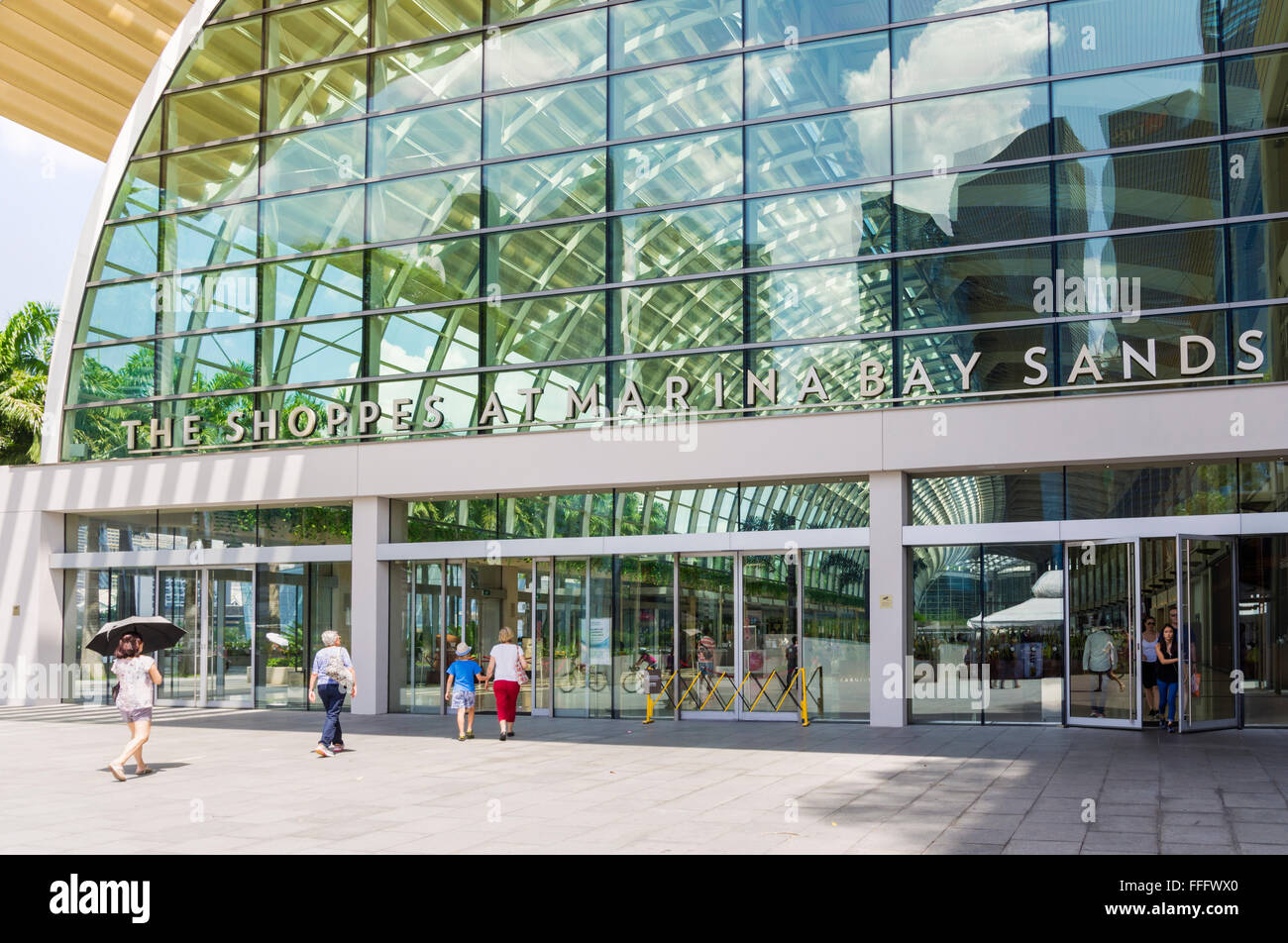Die Glasfassade des The Shoppes at Marina Bay Sands, Marina Bay, Singapur Stockfoto