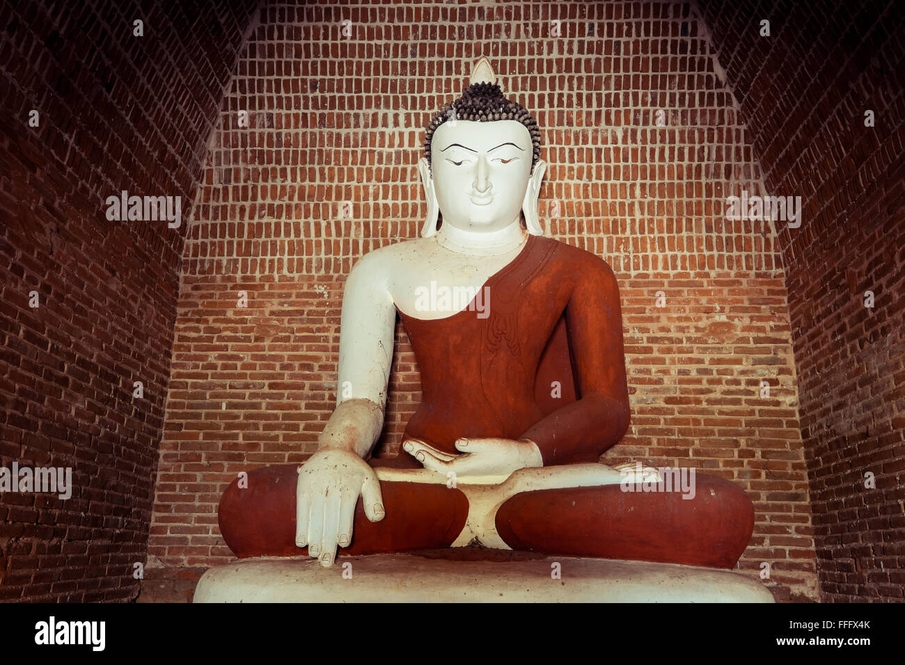 Buddha-Statue in alten buddhistischen Pagode Ruinen. Architektur des alten Tempel von Bagan Königreich, Myanmar (Burma) Stockfoto
