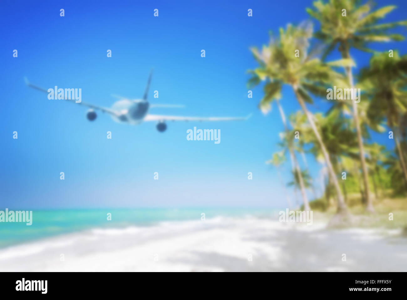Abstrakte Hintergrundunschärfe für Reisekonzept. Flugzeug fliegen über erstaunliche tropischen Strand mit Palmen, weißem Sand und turqu Stockfoto