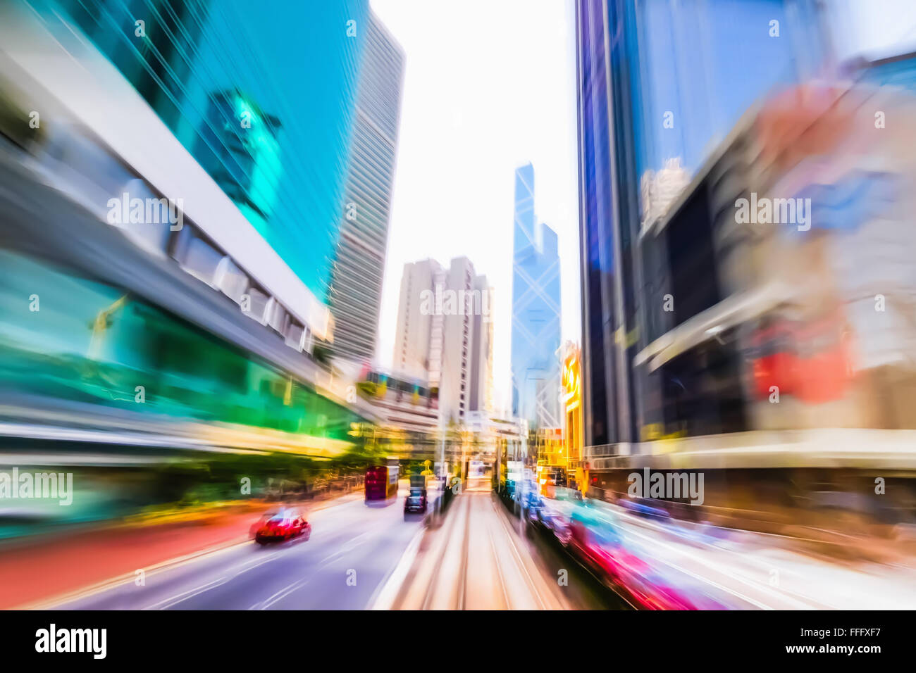 Bewegung durch abstrakte moderne Stadt mit Wolkenkratzern Straße. Hong Kong. Abstrakte Stadtbild Verkehr Hintergrund mit fahrenden Autos. Stockfoto