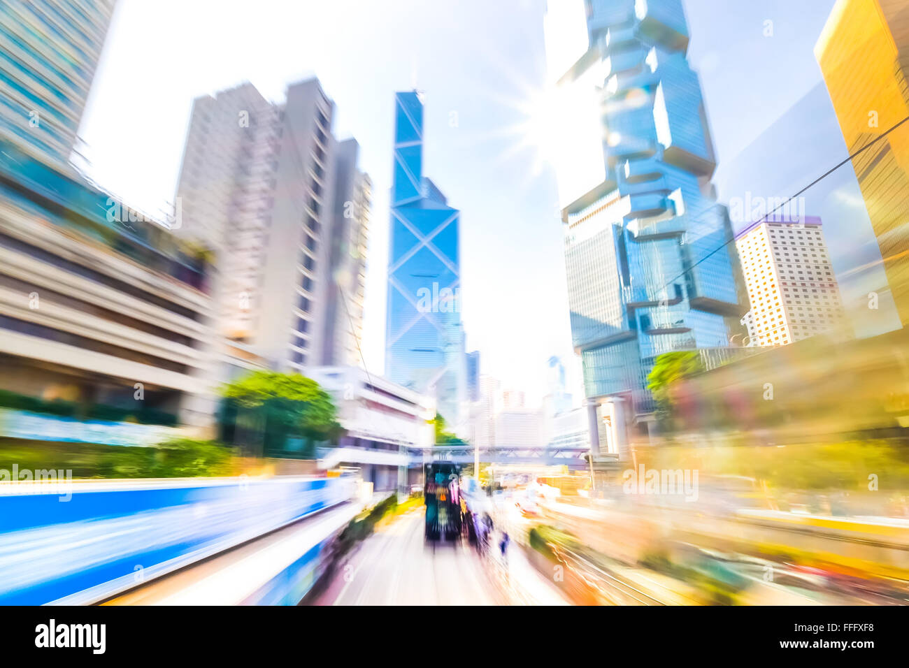 Bewegung durch abstrakte moderne Stadt mit Wolkenkratzern Straße. Hong Kong. Abstrakte Stadtbild Verkehr Hintergrund mit fahrenden Autos. Stockfoto