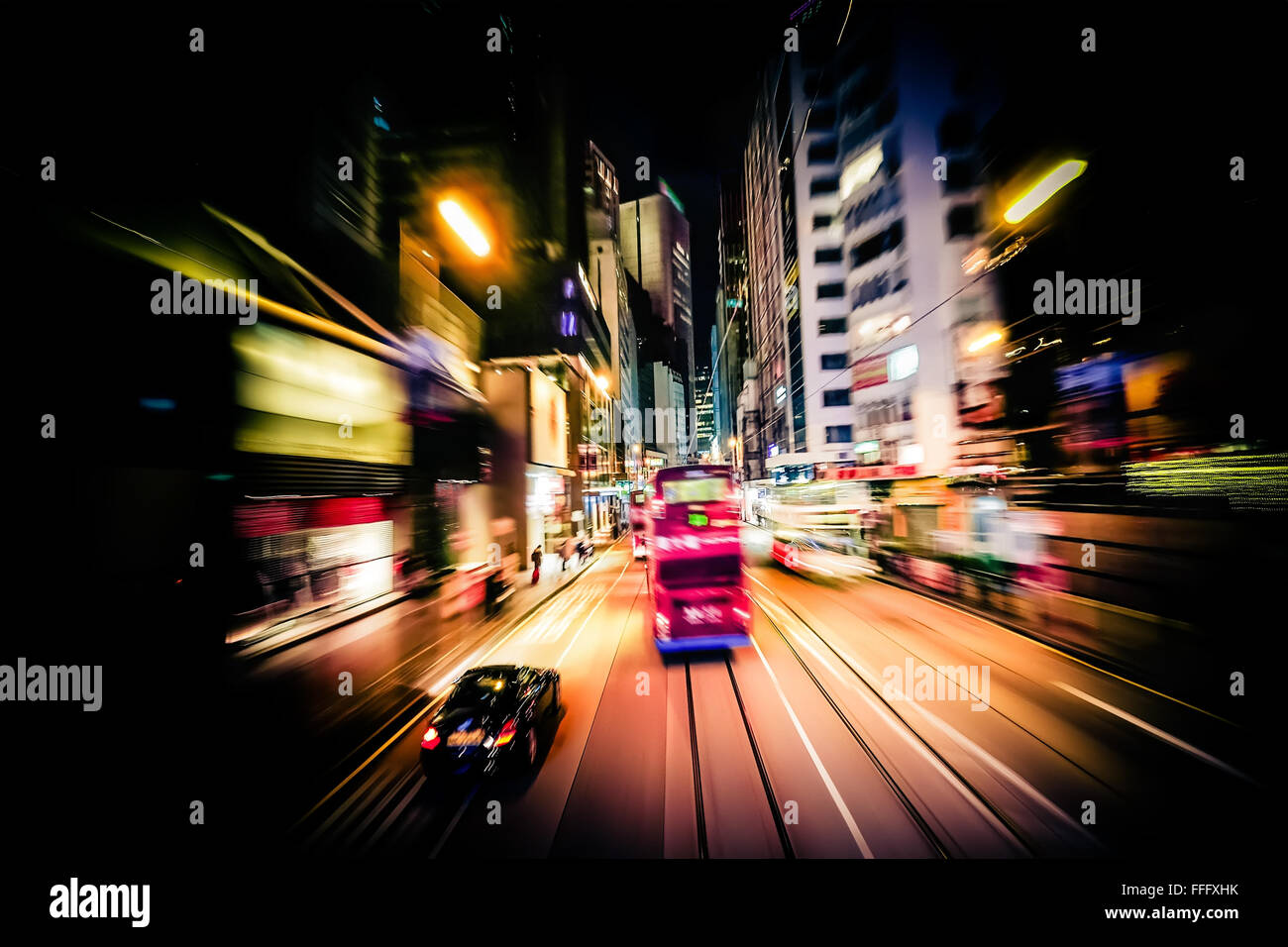 Abstrakte Stadtbild Verkehr Hintergrund mit roten Straßenbahn. Bewegungsunschärfe, Kunst Tonen. Bewegung durch moderne Stadt Straße mit beleuchtet Stockfoto