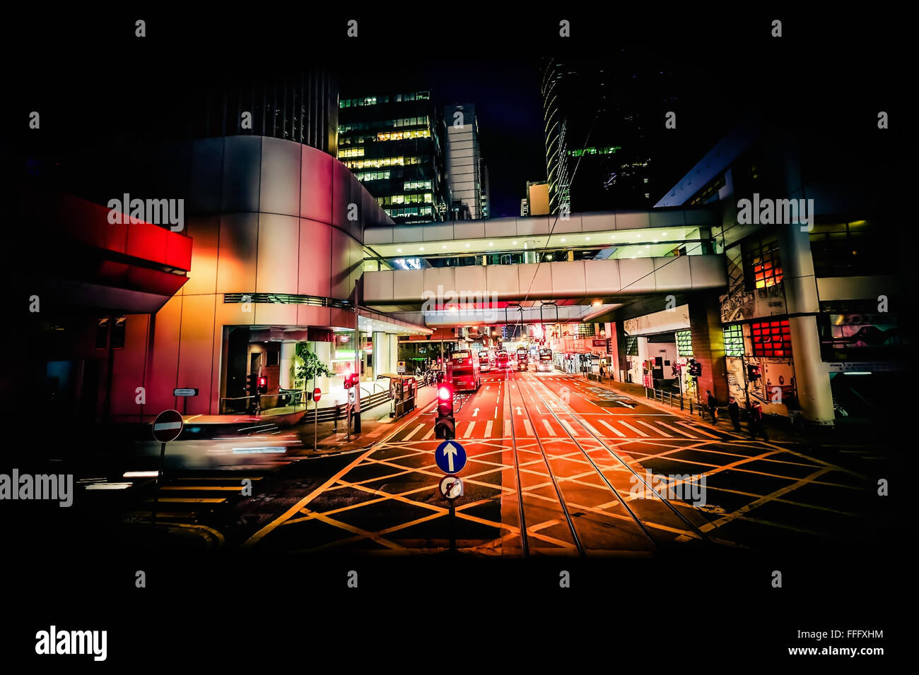 Moderne abstrakte Nacht Stadtansicht mit sich bewegenden Verkehr, gehen Menschen und beleuchteten Wolkenkratzer. Hong Kong Stockfoto