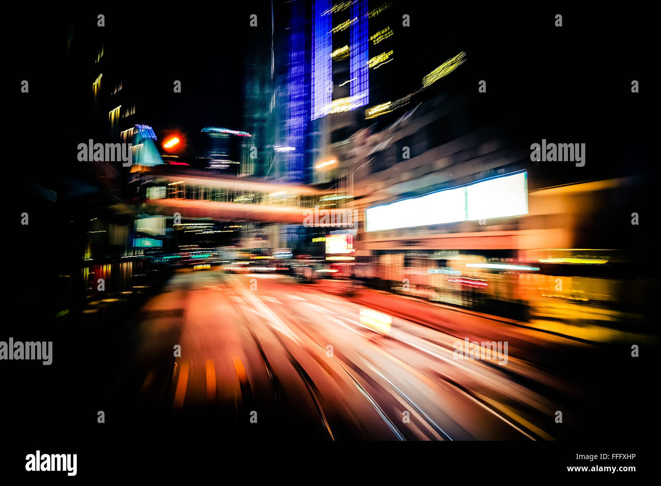 Bewegung durch moderne Stadtstraße mit beleuchteten Wolkenkratzern. Hong Kong. Abstrakte Stadtbild Verkehr Hintergrund mit Bewegung blu Stockfoto