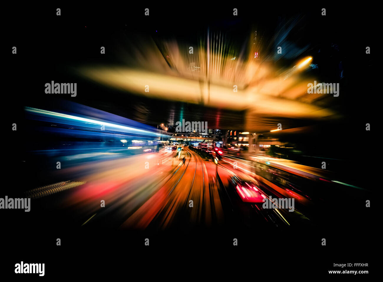 Abstrakte Stadtbild Verkehr Hintergrund mit Motion blur, Kunst Tonen. Bewegung durch moderne Stadt Straße mit beleuchteten skyscrap Stockfoto