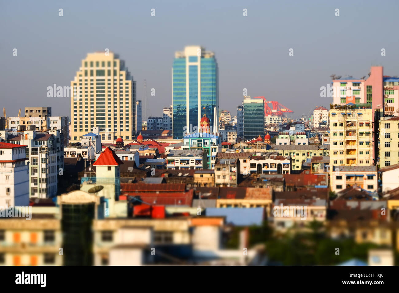 Tilt Shift-Unschärfe-Effekt. Futuristische Luftbild Panorama der entwickelnden Stadt Yangon. Myanmar (Burma) Stockfoto