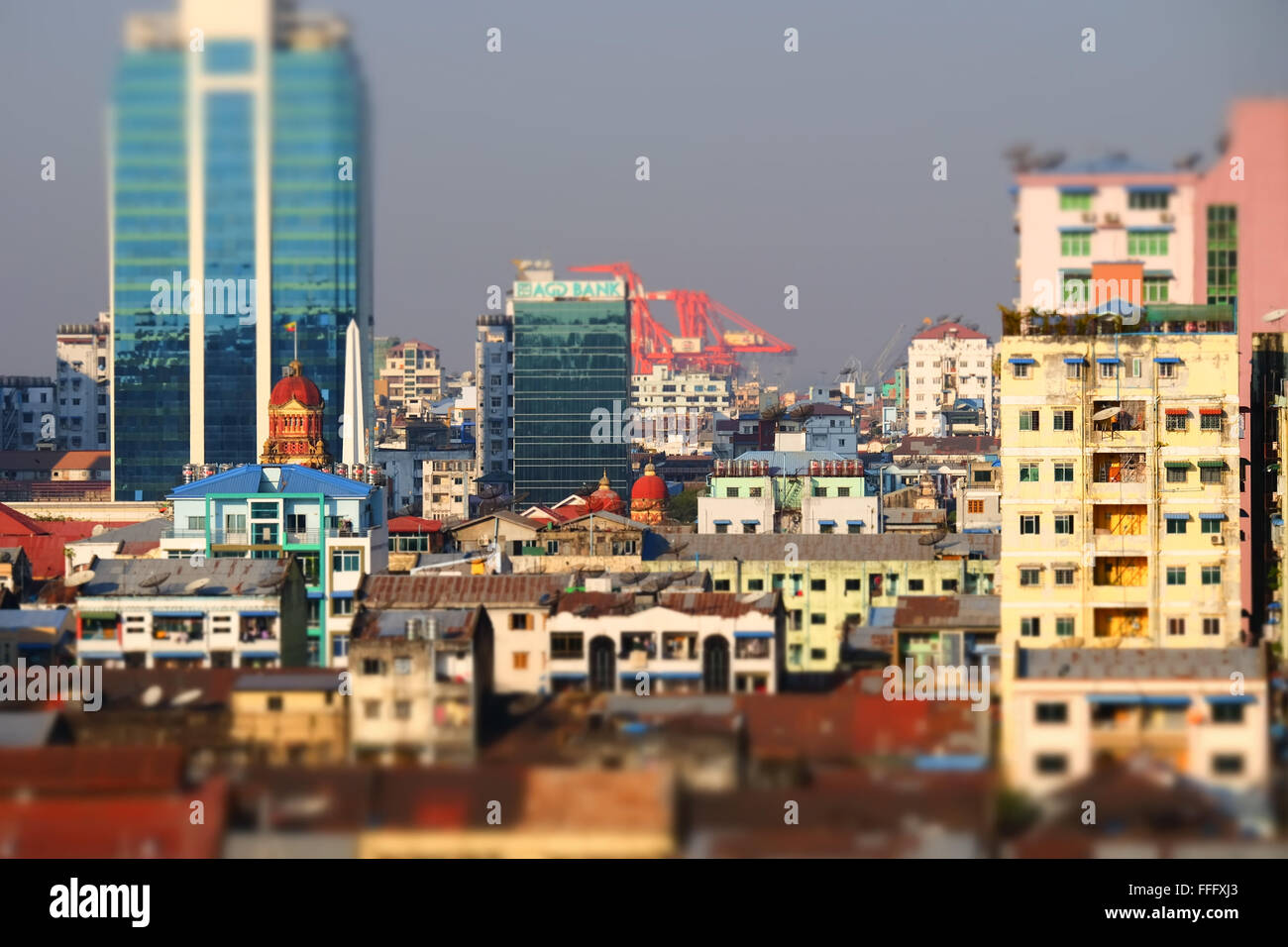 Tilt Shift-Unschärfe-Effekt. Futuristische Luftbild Panorama der entwickelnden Stadt Yangon. Myanmar (Burma) Stockfoto