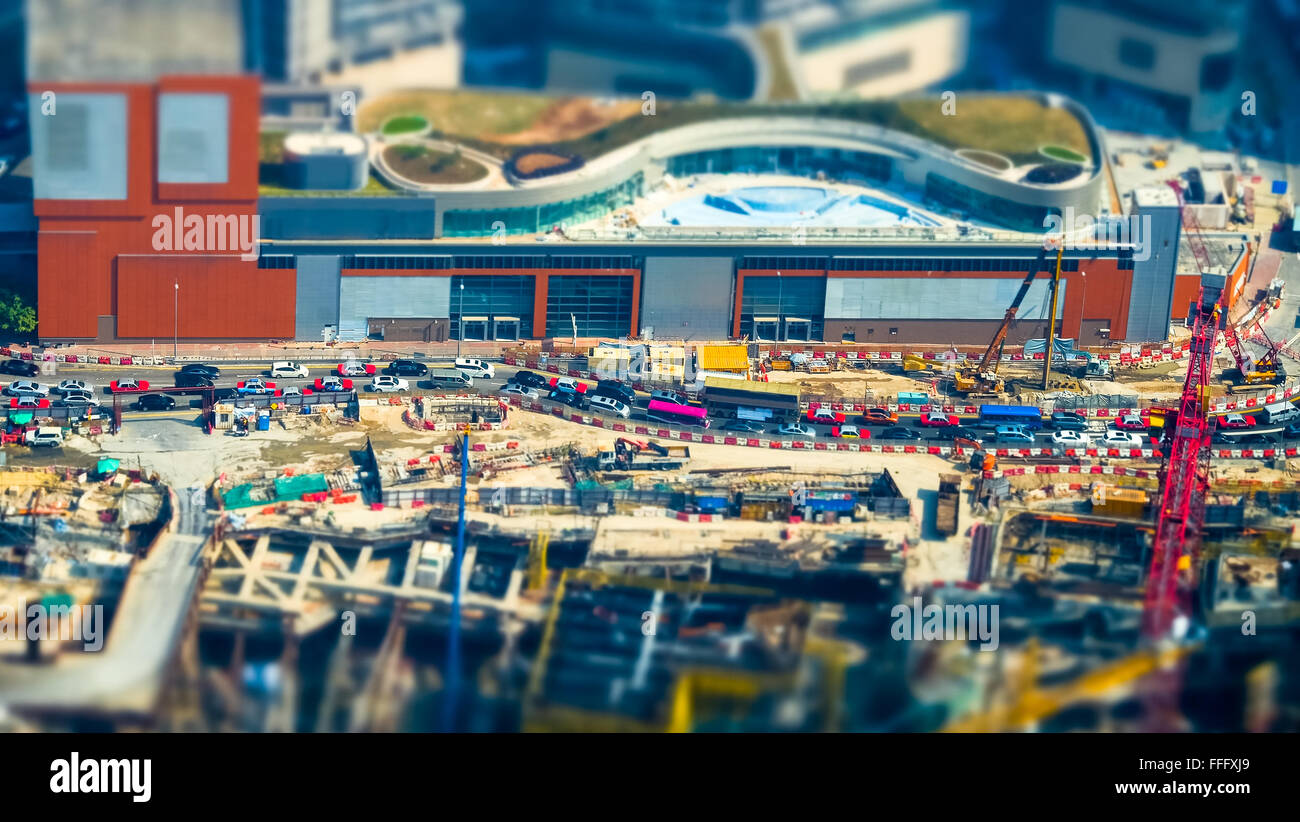 Tilt Shift-Unschärfe-Effekt. Aerial Stadtbild Aussicht mit Kran arbeiten im Hochbau. Hong Kong. Abstrakte futuristi Stockfoto