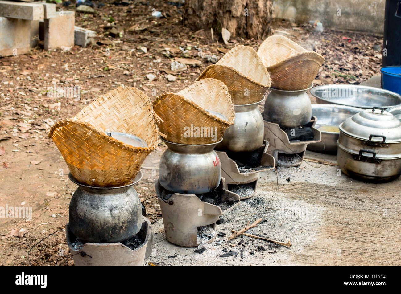 Dampfende Klebreis (Klebreis) in der thailändische Küche. Stockfoto