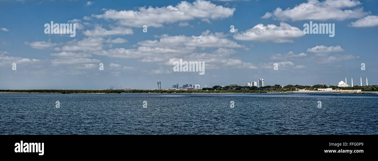 Blick nach Abu Dhabi über Mangroven Stockfoto