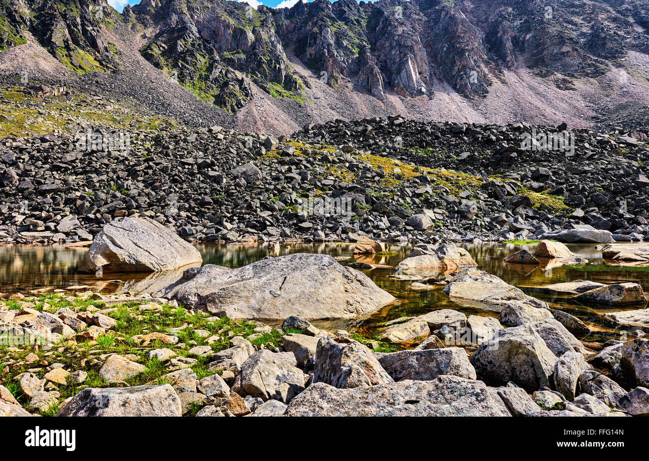 Große Fragmente von Felsen im Wasser am unteren Rand der Bergschlucht. Ost-Sibirien Stockfoto