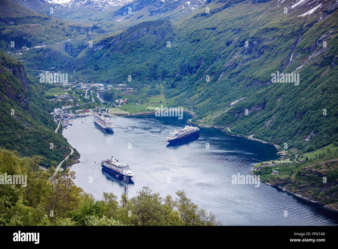 Geiranger Fjord, wunderschöne Natur Norwegen (Tilt-Shift-Objektiv). Es ist ein 15 Kilometer (9,3 Meilen) langen Zweig aus dem Sunnylvsfjord Stockfoto