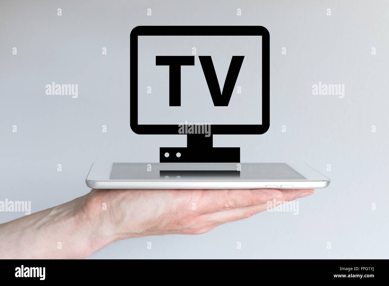 Video-streaming und Internet-TV-Konzept mit Smartphone oder Tablet. Hand mit modernen weißen Tablet oder Smartphone Stockfoto
