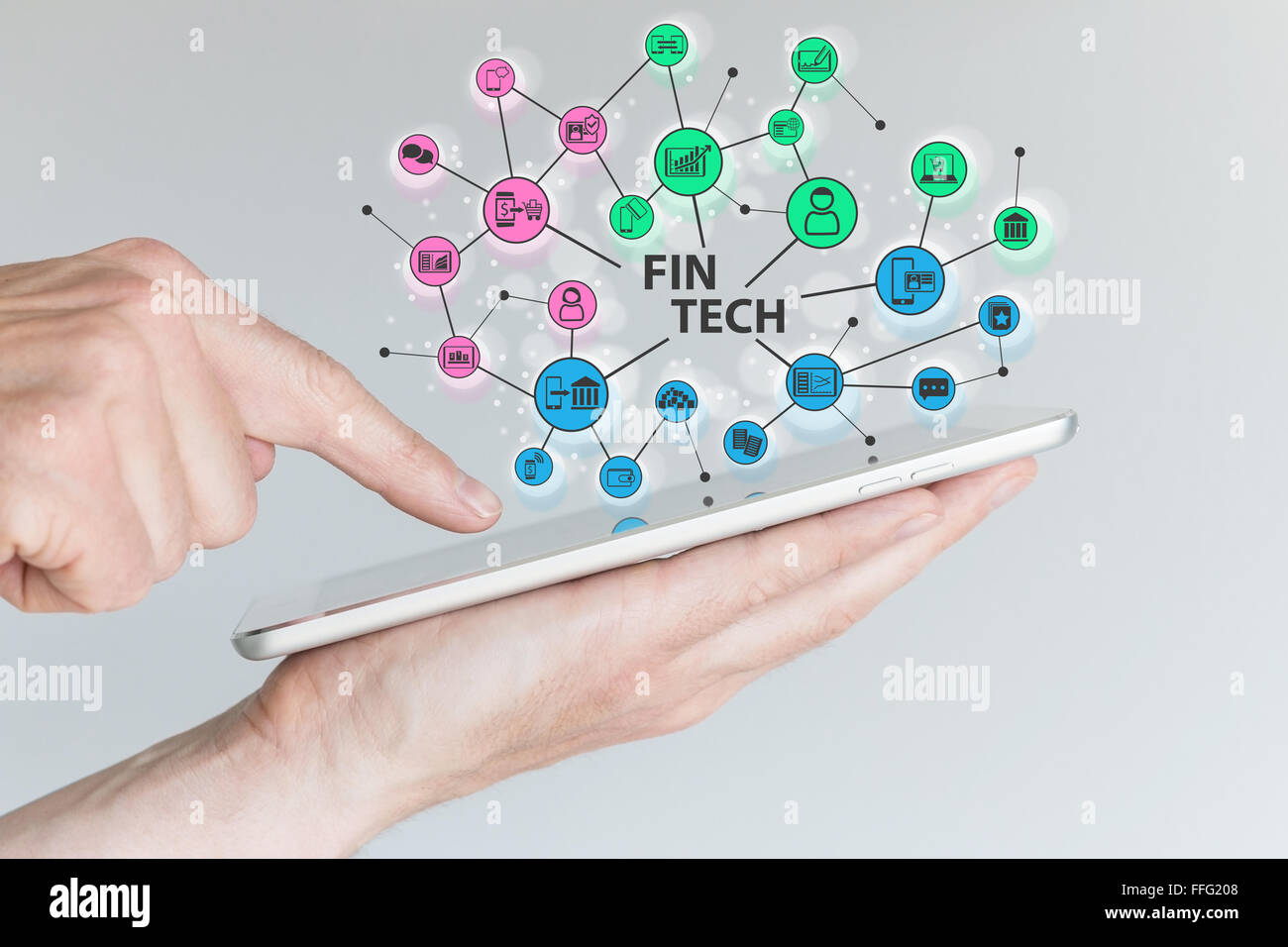 Fin-Tech und mobile-computing-Konzept. Hand mit Tablet mit Netzwerk von Finanzinformationen Technologie Gegenstände vor Stockfoto