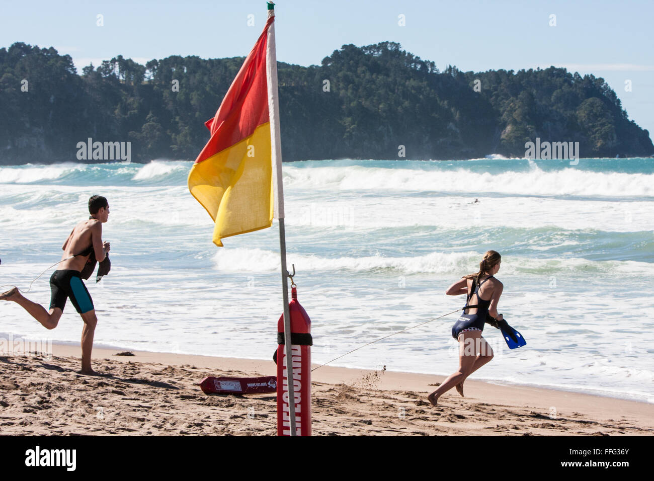 Rettungsschwimmer,Laufen, Training, Sitzung, AT, Warmwasser, Strand, Ostküste der Coromandel Peninsula, Nordinsel, Neuseeland. Hot Water Beach, Süden, von, Hahei Stockfoto