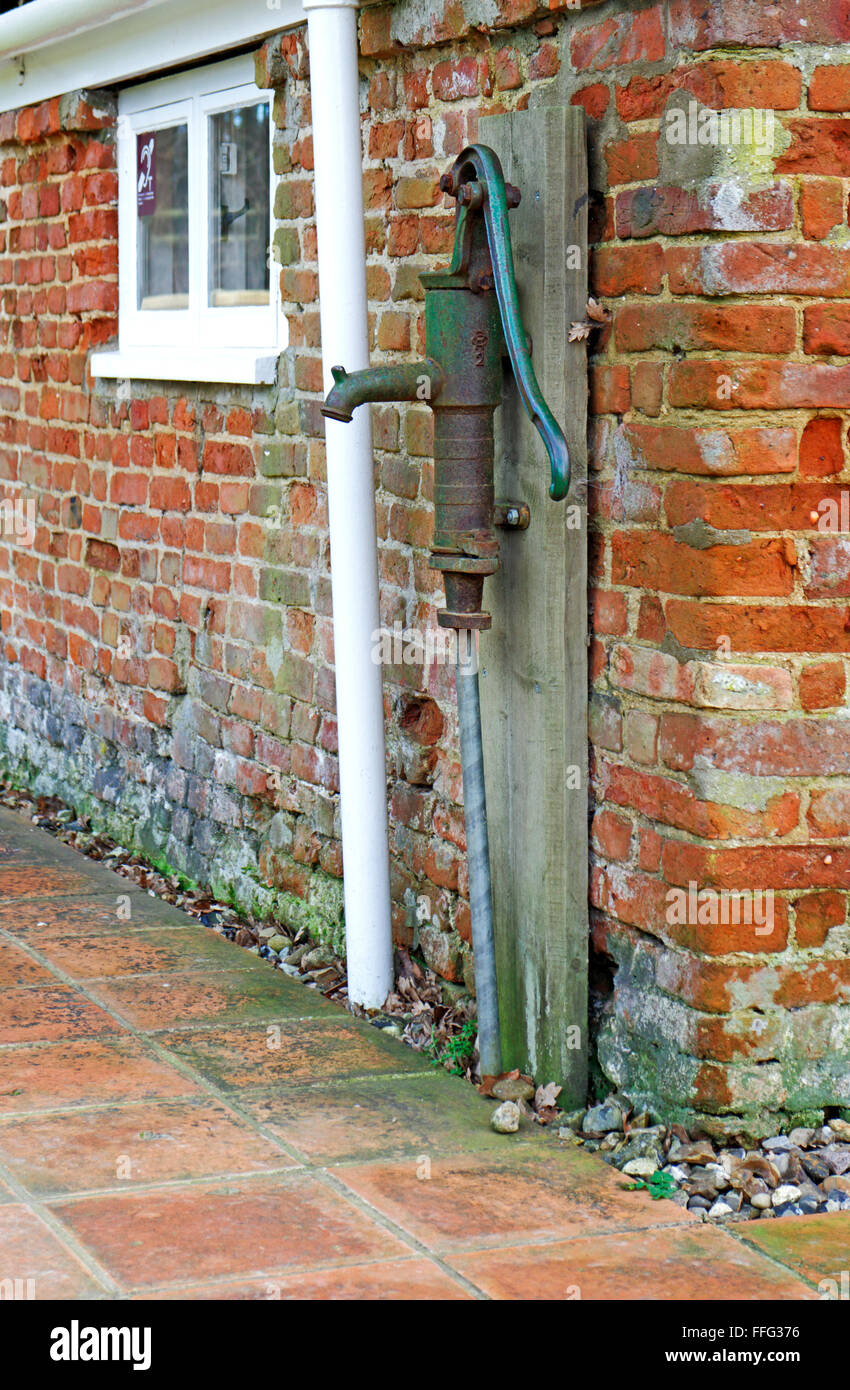 Eine alte altmodische inländischen Wasserpumpe bei Toad Loch Cottage, wie Hill, Ludham, Norfolk, England, Vereinigtes Königreich. Stockfoto