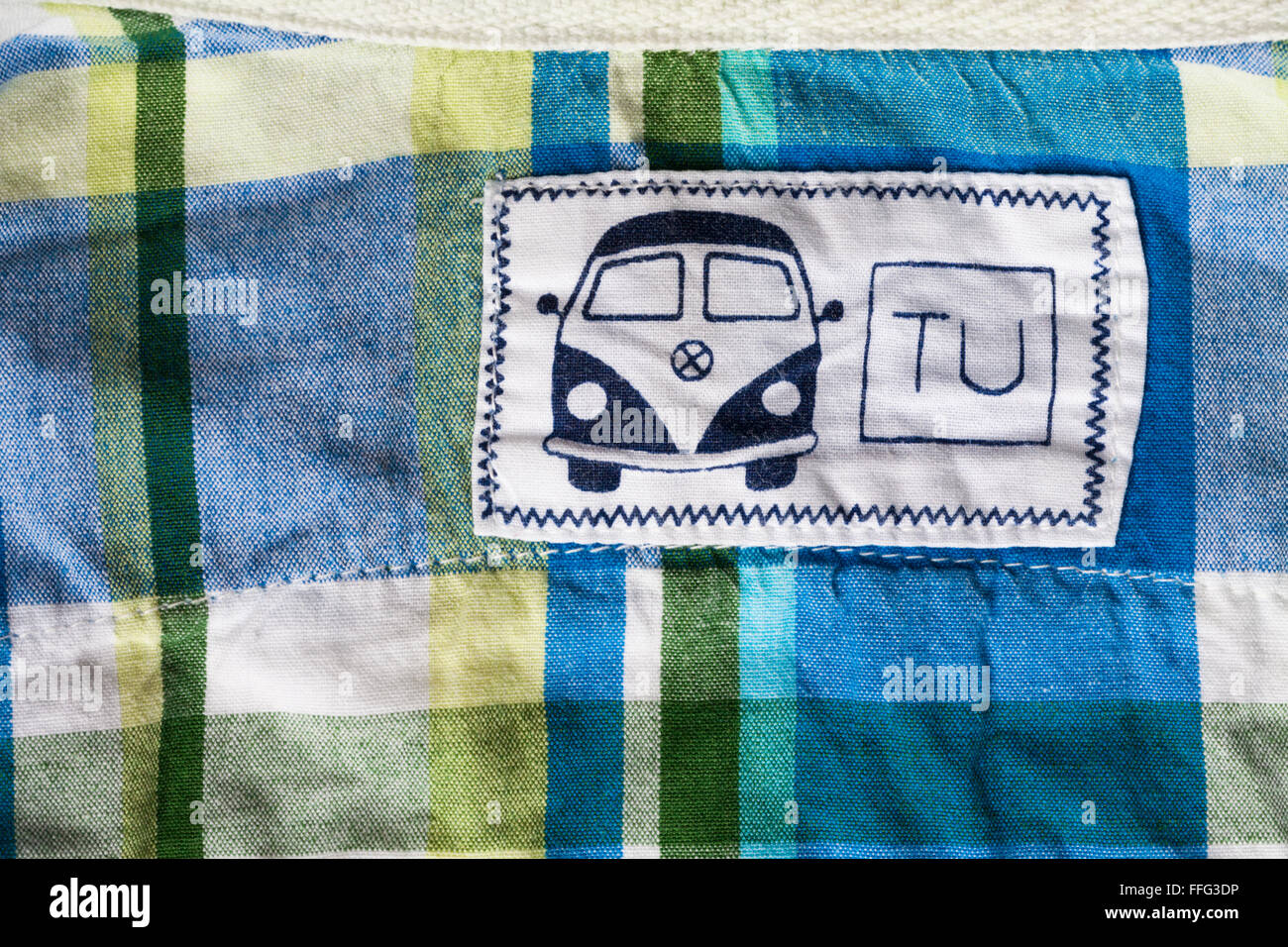 TU Campervan Label in Kleinkindershirt, TU Bekleidung in Sainsburys erhältlich Stockfoto