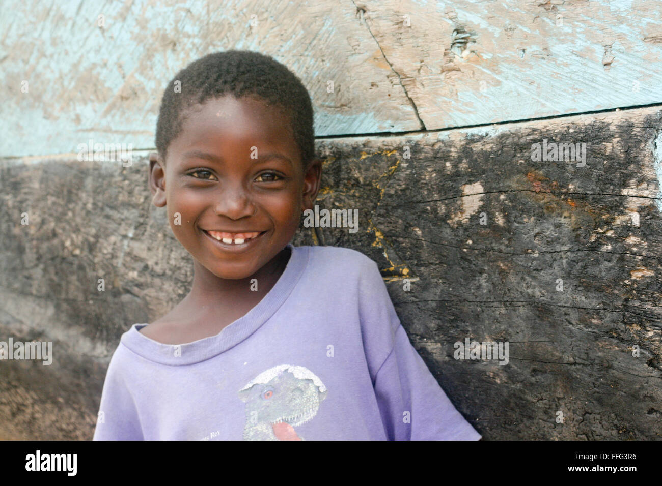 Lächelnde Mädchen aus dem Dorf von Holzboot in Ghana Stockfoto