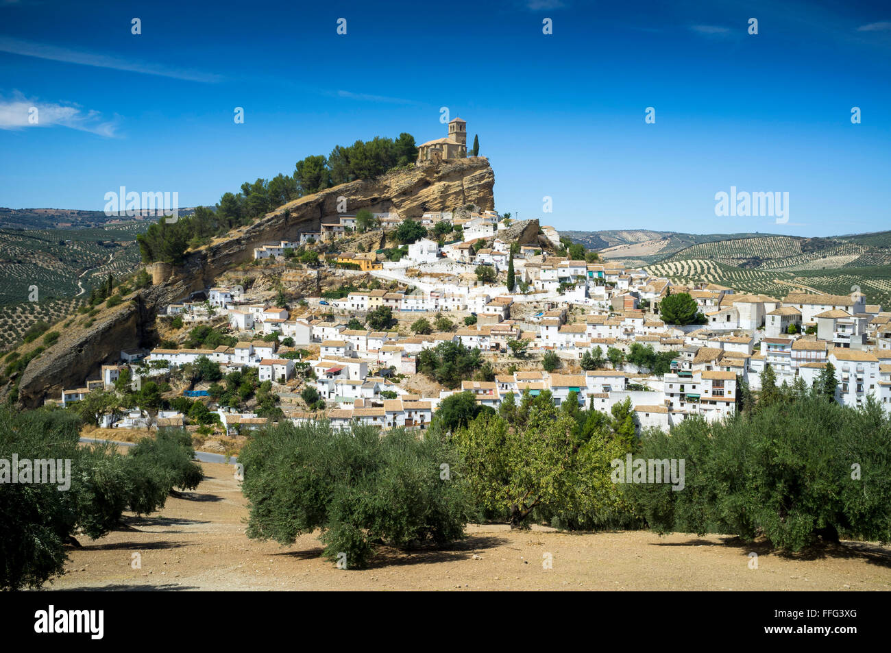 Kirche Iglesia De La Villa über das 14. Jahrhundert maurischen Mezquita erhebt sich über der Stadt. Montefrio, Granada. Spanien Stockfoto