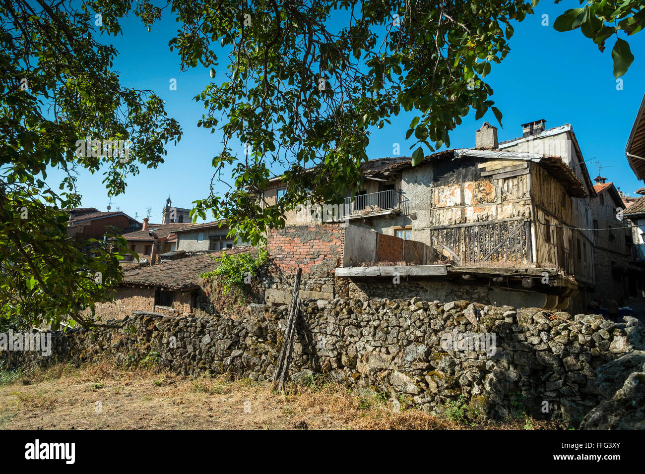 Verfallenden Altbauten am Rande der Stadt. La Alberca, Kastilien-León, Spanien Stockfoto