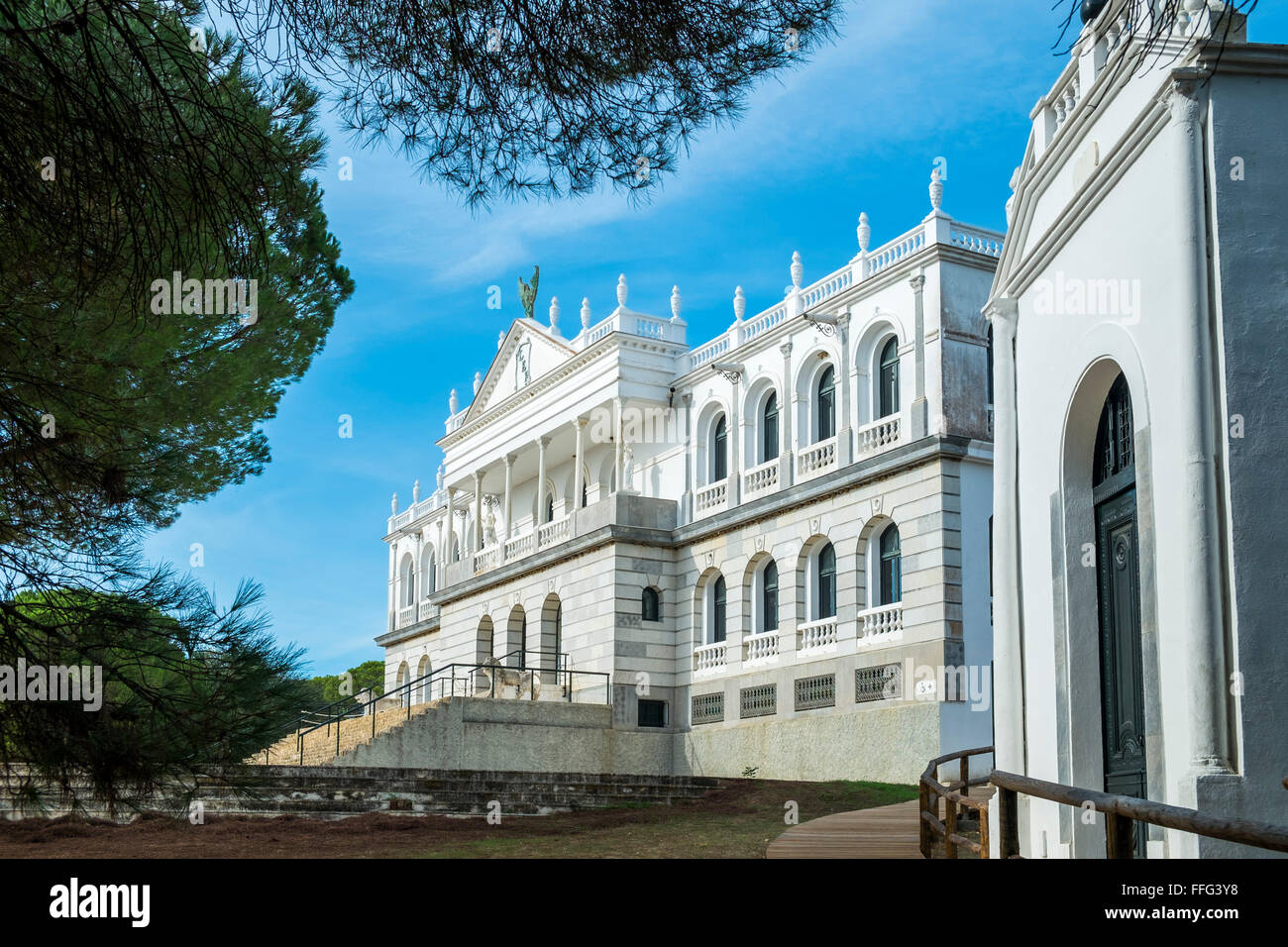 Der Acebron-Palast aus dem 19. Jahrhundert, heute ein Besucherzentrum mit dem ethnographischen Erbe des Nationalparks Doñana. Huelva, Spanien Stockfoto