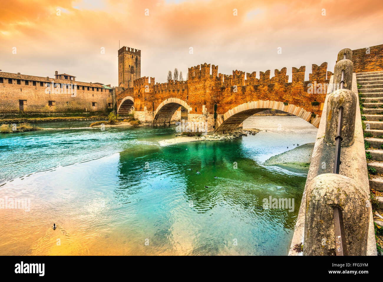 Verona, Italien. Landschaft mit Fluss Etsch, Castelvecchio und Ponte Scaligero Stockfoto