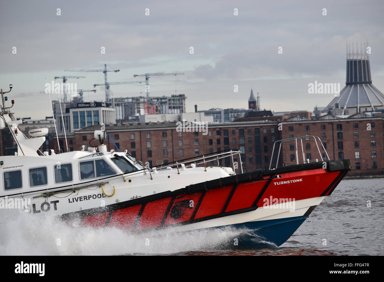 Liverpool-Pilot Boot mit Liverpool Waterfront und die römisch-katholische Kathedrale "Paddy es Wigwam" hinter. Stockfoto