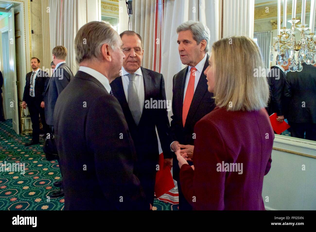 US Staatssekretär John Kerry und dem russischen Außenminister Sergej Lawrow sprechen mit Vereinten Nationen Generalsekretär Jan Eliasson, links, und Hohe Vertreterin der Europäischen Union für auswärtige Angelegenheiten Federica Mogherini, rechts, vor dem Quartett Prinzipien treffen Bayerischer Hof Hotel Februar 12, 2016 in München. Stockfoto