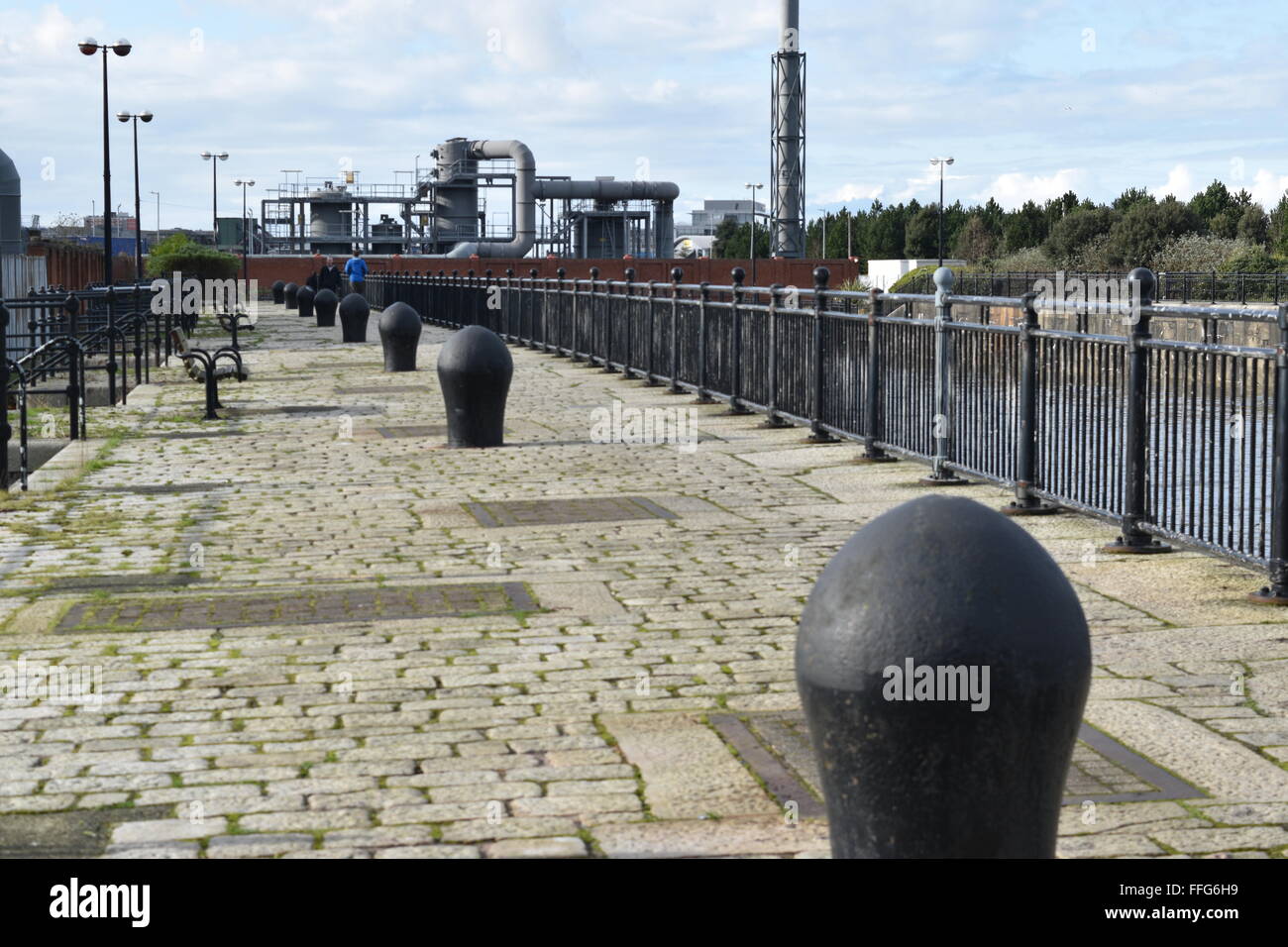 Alten stillgelegten Dock in Woodside, Birkenhead, zeigt eine chemische Werke/Raffinerie. Stockfoto