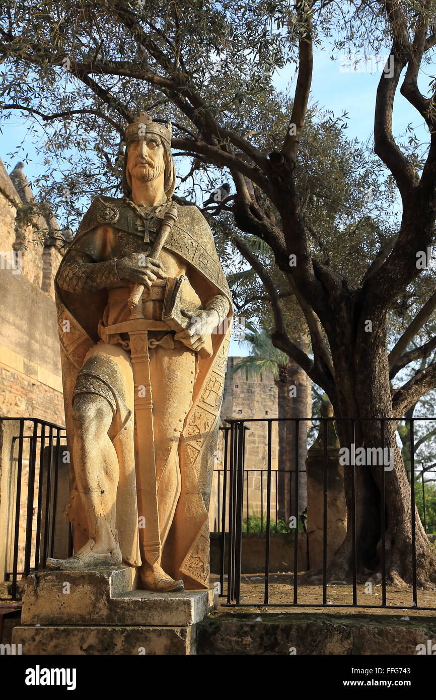 Statue eines Ritters, ein Denkmal für Alphonse X weisen am Eingang zum Alcazar de Los Reyes Cristianos, Cordoba, Spanien Stockfoto