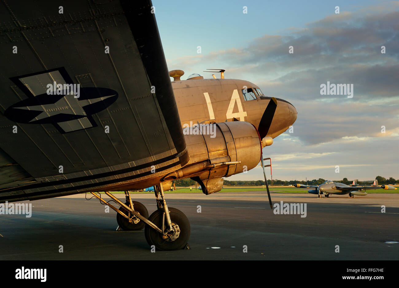 C47 Dakota & De Haviland Venom am Flughafen Leeds East (ehemalige RAF Kirche Fenton). Stockfoto