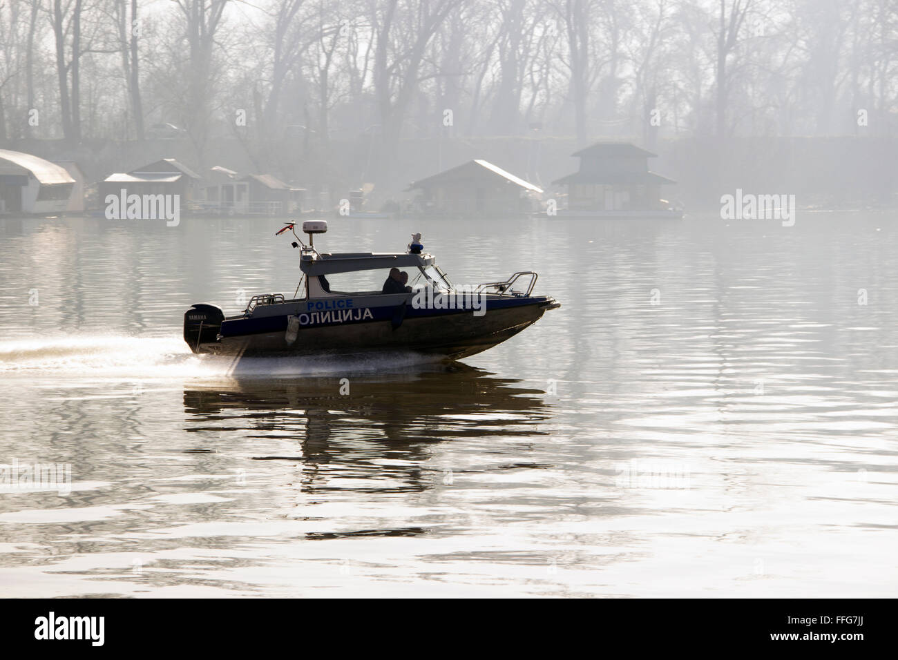 Belgrad, Serbien - Polizei Geschwindigkeit Boot Patrouillen entlang des Flusses Sava an einem nebligen Wintermorgen Stockfoto